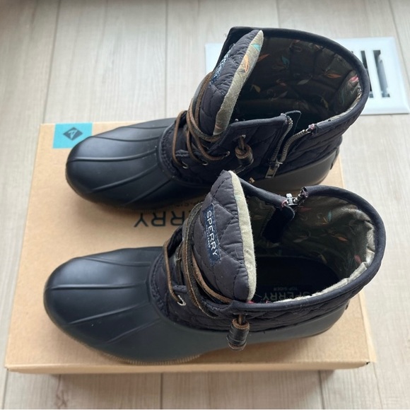 Women's Black Saltwater Quilted
Duck Boot. - Picture 3 of 5